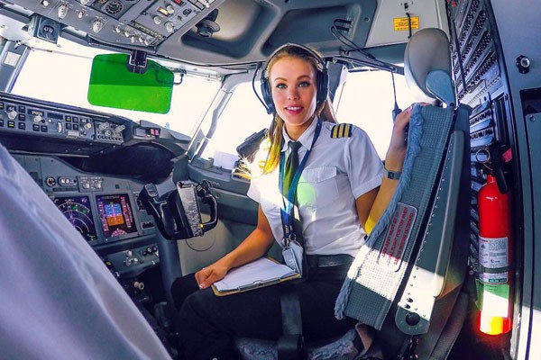 Chiêm ngưỡng nhan sắc xinh đẹp của những nữ phi công hot nhất MXH thế giới